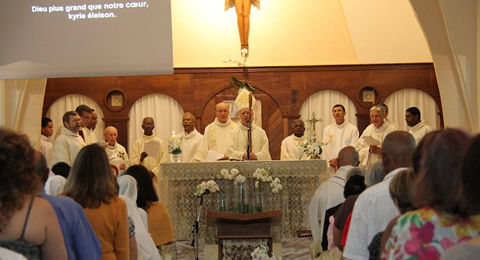 Mgr Aubry, le Père Jean-Yves Grenet, provincial des jésuites de France et les concélébrants