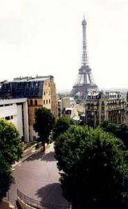 La tour Eiffel vue depuis les toits de Franklin (Etablissement Saint Louis de Gonzague) La tour Eiffel vue depuis les toits de Franklin (Etablissement Saint Louis de Gonzague)