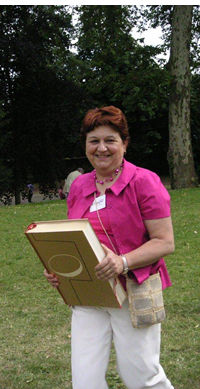 Madame Cessac portant le livre de la Parole de Dieu Madame Cessac portant le livre de la Parole de Dieu