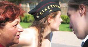 Françoise Cessac (à g.) en compagnie de deux élèves lors de la préparation de la soirée conclusive 2e et 3e années