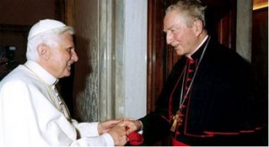 Le pape Benoît XVI accueille le cardinal Carlo Maria Martini sj