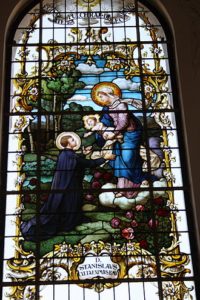 Saint Stanislas agenouillé devant la Vierge à l'Enfant sur le chemin de Rome, vitrail de l'église de Dillingen.