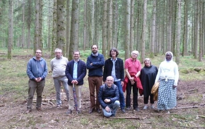 Photo du groupe dans la forêt.