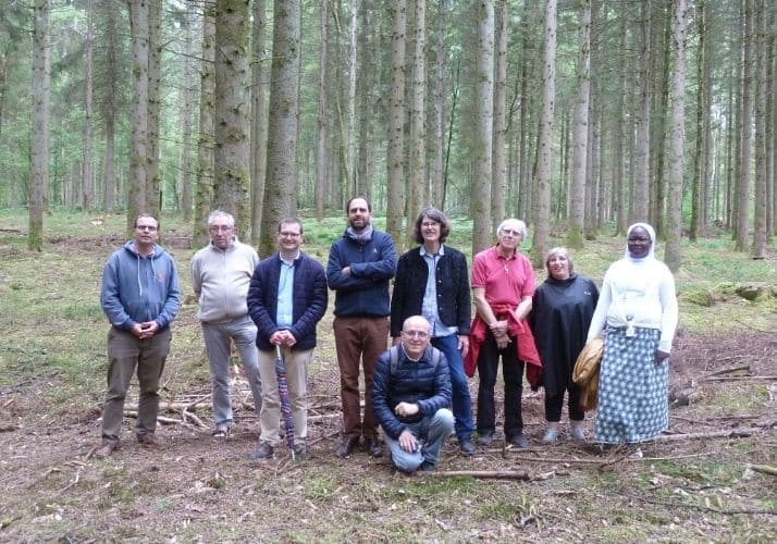 Photo du groupe dans la forêt.