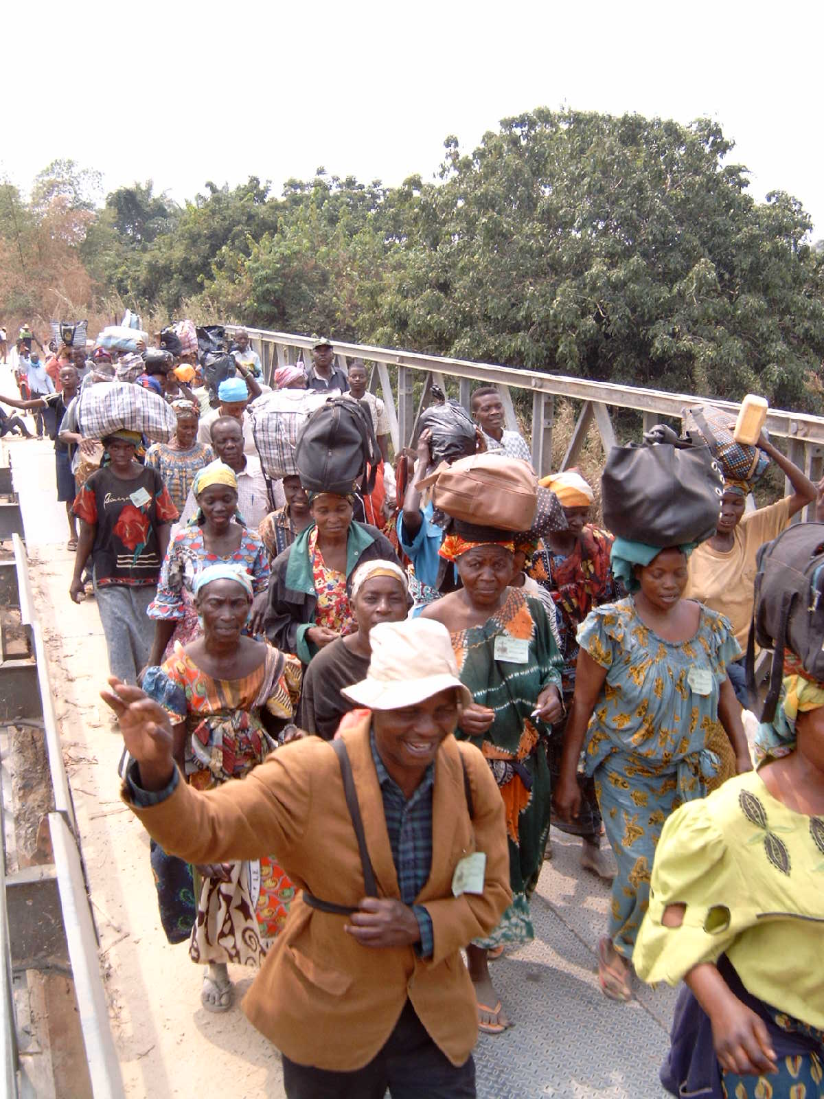 Pont provisoire sur la rivière Mfidi ; pèlerins en route vers Mbata Kulunsi, pèlerinage diocésain annuel (130 km)