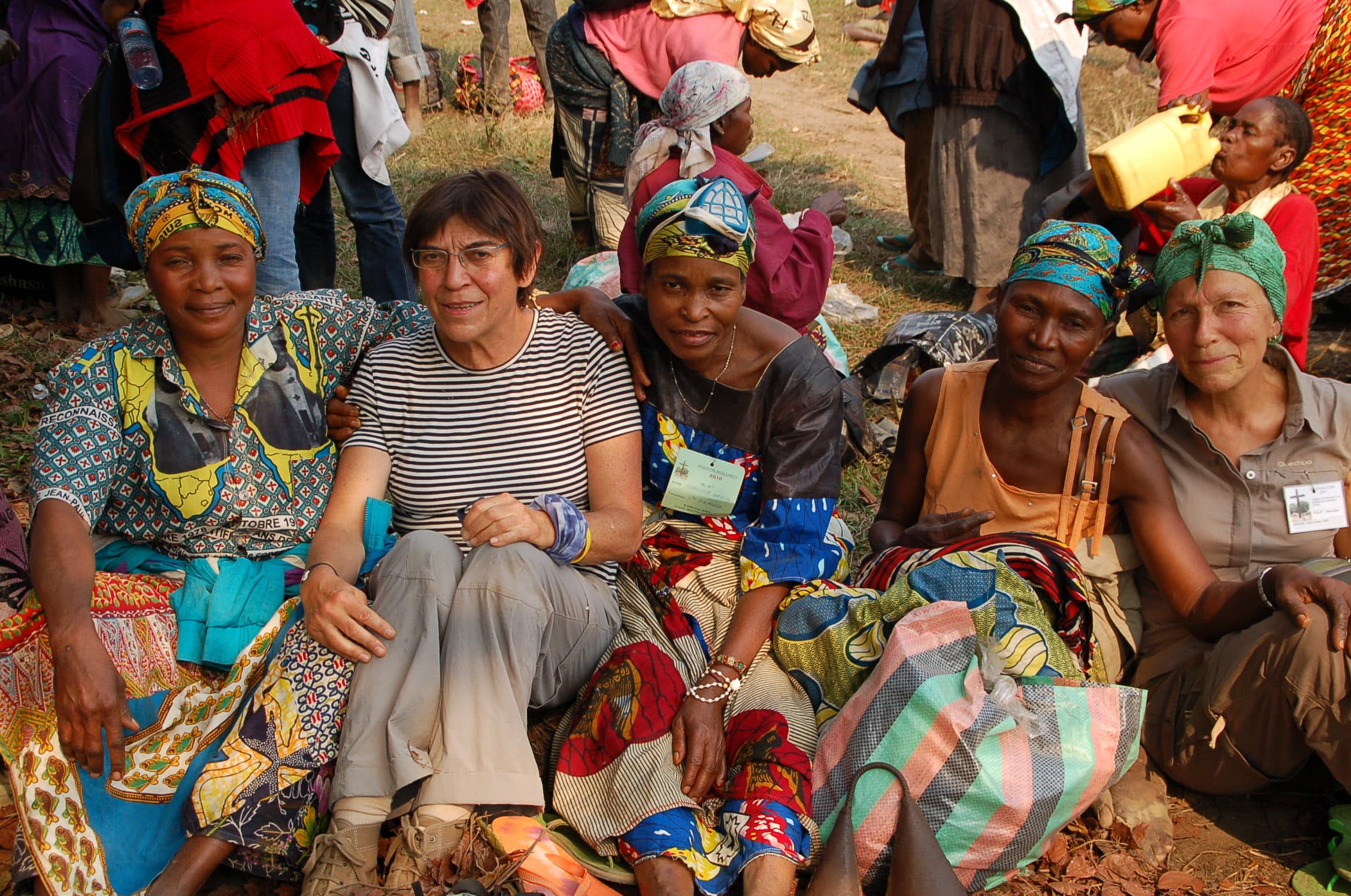 Sur la route de Mbata : ma sœur et ma belle-sœur fraternisent avec les mamans du pèlerinage