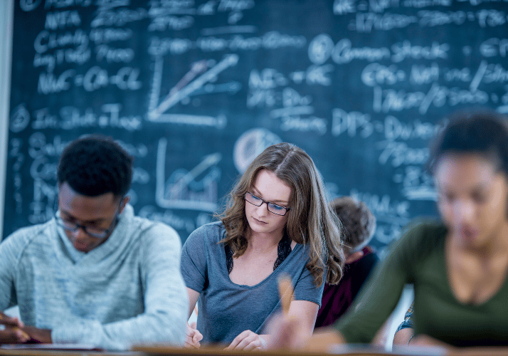 jeunes en train de travailler