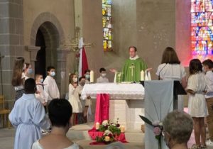 Premières communions dans la chapelle de l'Institution Sainte-Marie La Grand'Grange à Saint-Chamond