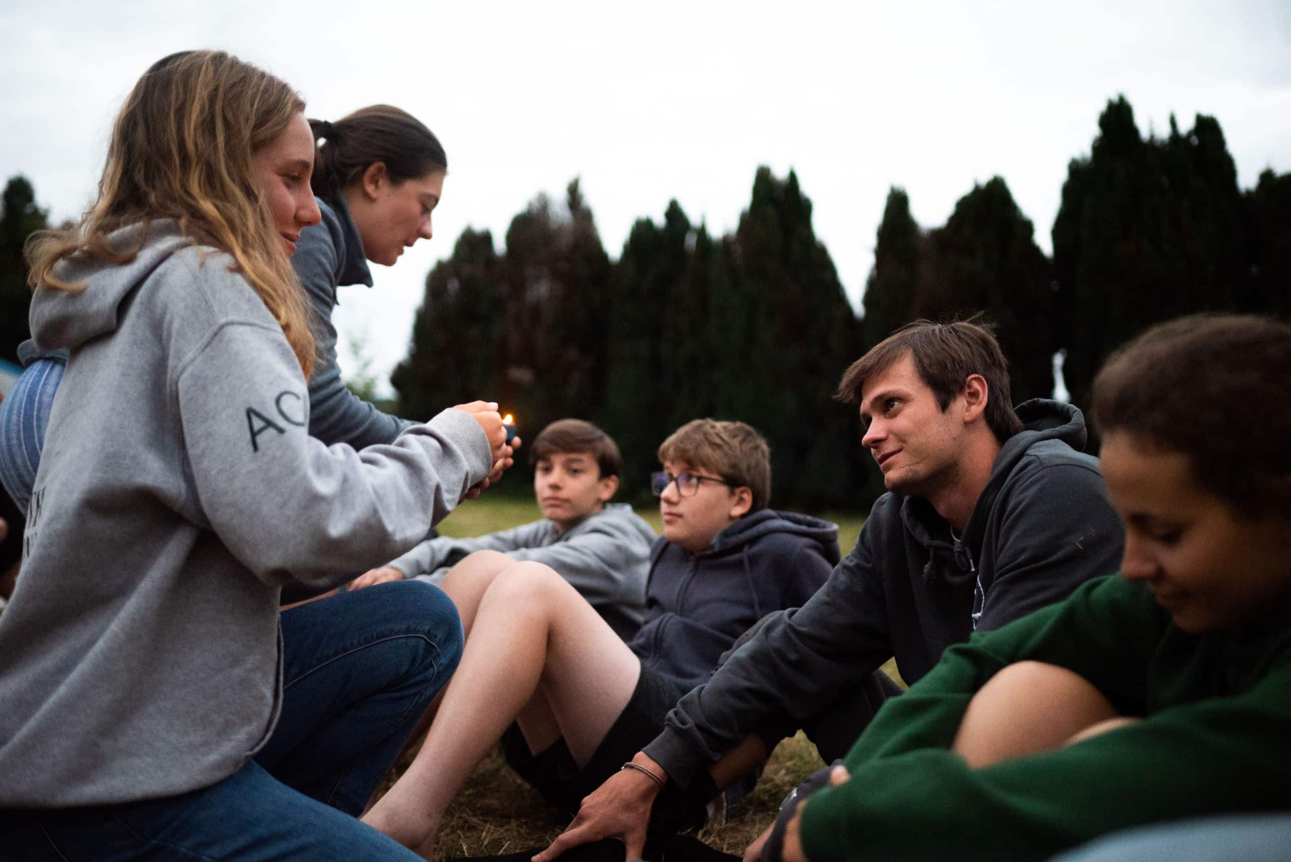 camp mej france 2023 - animateurs et jeunes discutent