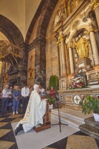 pere arturo sosa jesuite lors du renouvellement de la consecration de la compagnie au sacre coeur de jesus