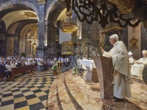 pere arturo sosa lors de la consecration renouvelee au coeur sacre de jesus