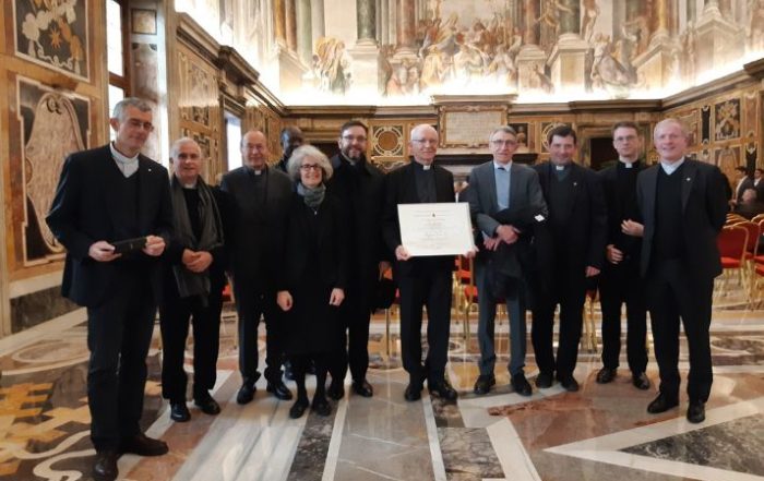 prix ratzinger au pere michel fedou jesuite avec le pape francois