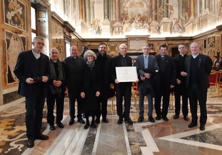 prix ratzinger au pere michel fedou jesuite avec le pape francois