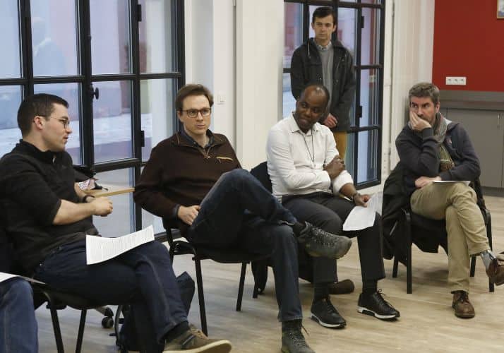 De jeunes jesuites dialoguent lors d'une réunion