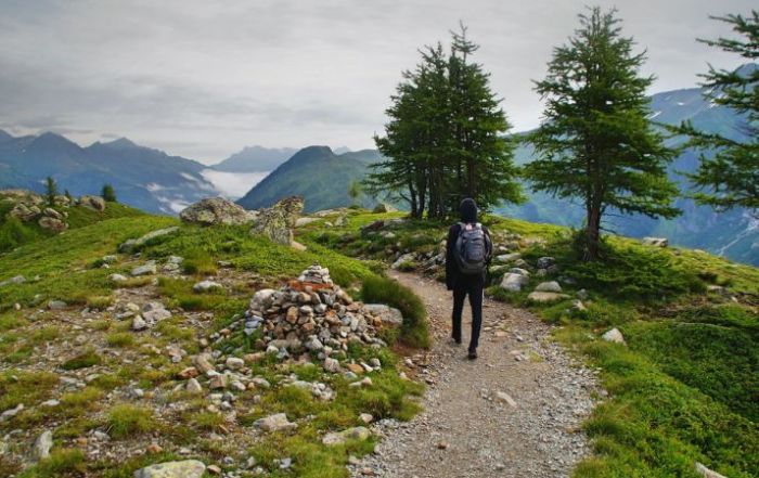 crédits - nicolas cool sur unsplash - homme marchant dans les montagnes 2