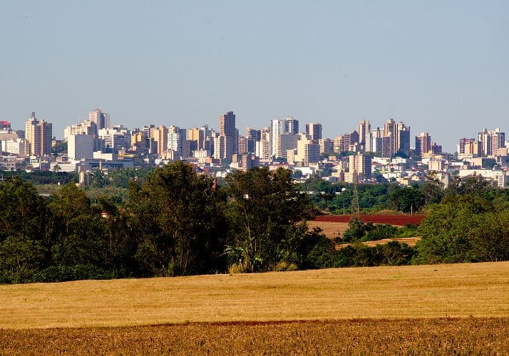 image d'une ville vue depuis la campgane avec des champs