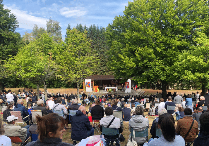 Messe au parc des pèlerins à Lalouvesc Ardèche