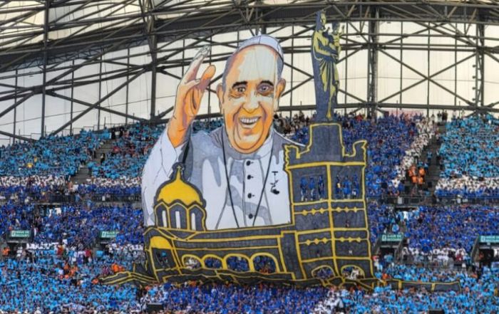 tifo du pape au stade vélodrome à marseille