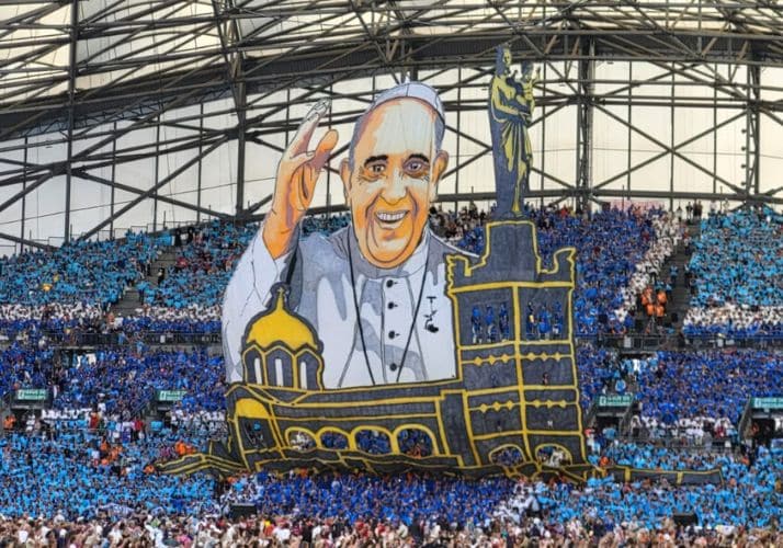 tifo du pape au stade vélodrome à marseille