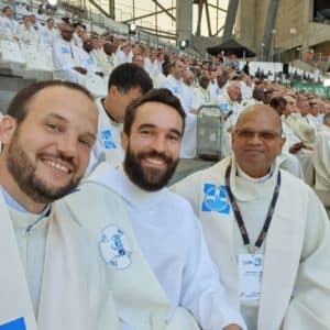 3 jésuites dans les gradins du stade vélodrome