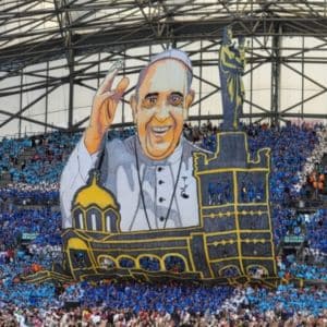 tifo représentant le pape françois au stade vélodrome