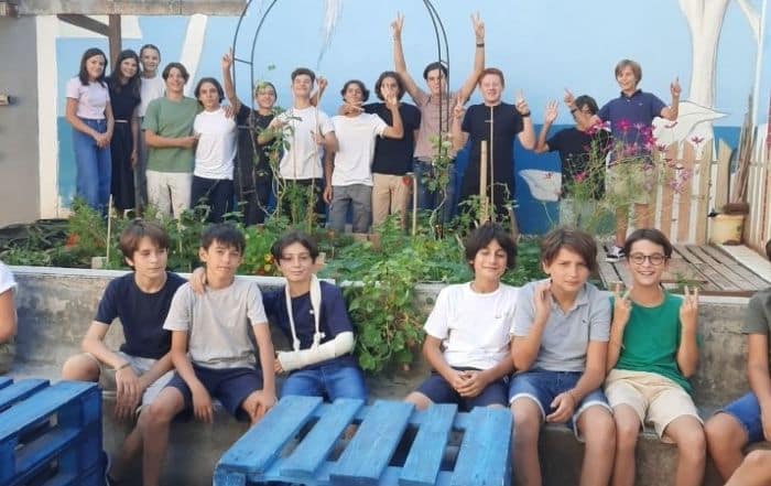Jeunes de l'école de Provence impliqués dans le projet de potager d'art créatif