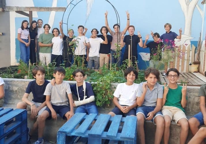 Jeunes de l'école de Provence impliqués dans le projet de potager d'art créatif